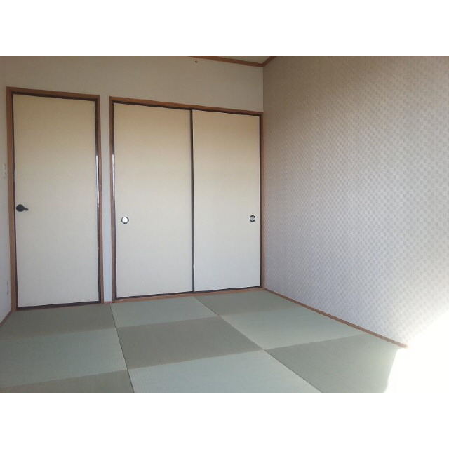 Other room space. Part of the wall of a Japanese-style room is accented cross! 