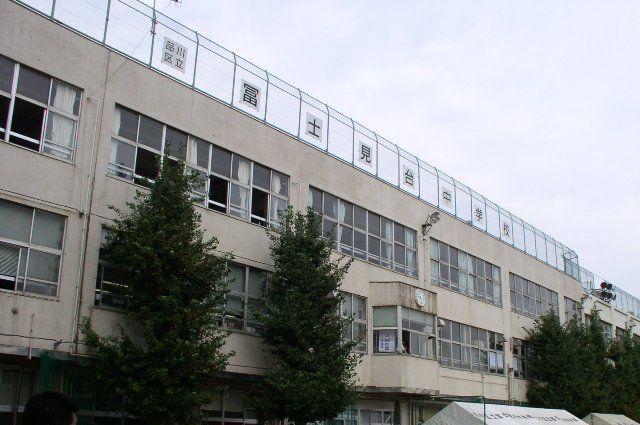 Junior high school. 260m to Shinagawa Ward Fujimidai Junior High School