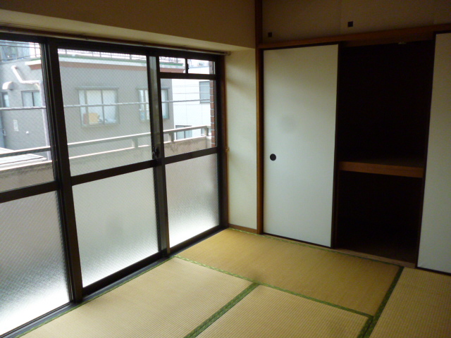 Living and room. With storage of the Japanese-style room ☆