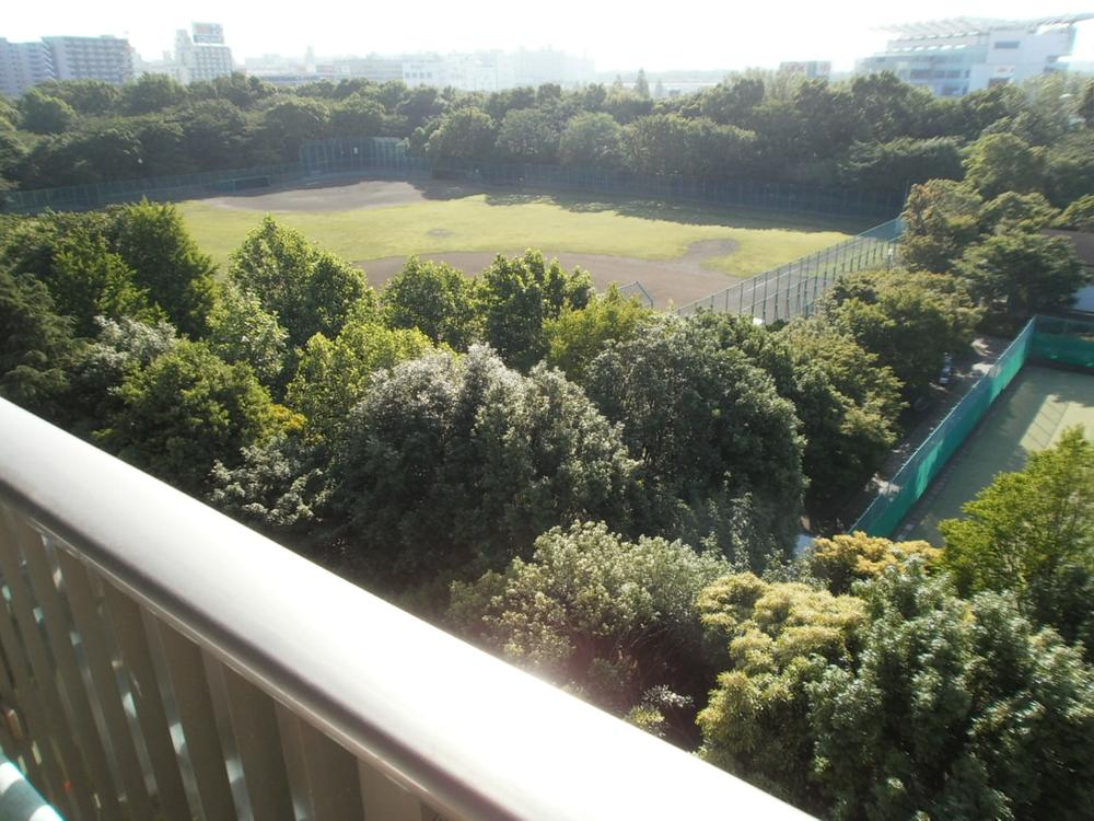 View photos from the dwelling unit. It is adjacent to the Shinagawa Kumin Park, You can enjoy views of the four seasons. View from the site (November 2013) Shooting