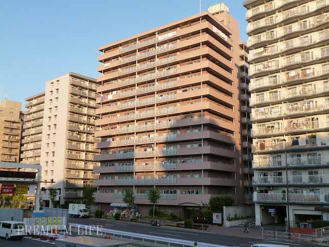 Local appearance photo.  [Large-scale apartment of the total number of units 218 units] It is also recommended for the convenience of a 2-minute walk station.