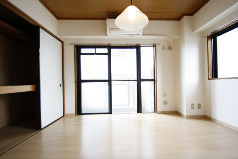 Other room space. Two-sided lighting Already changed to a Japanese-style room ⇒ Western. New Flooring