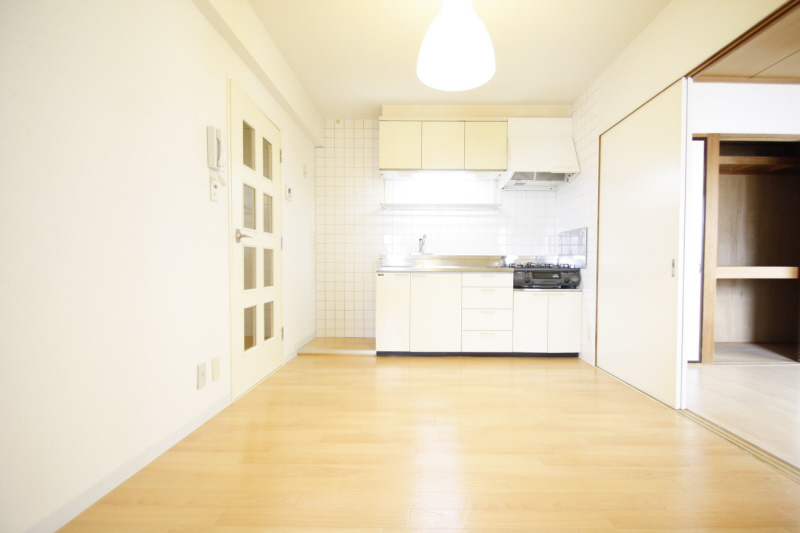 Living and room. Bright dining kitchen