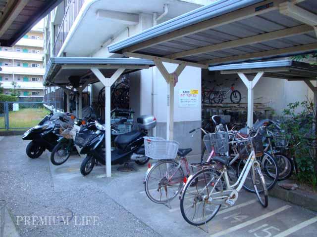 Other common areas.  [Bicycle parking lot with a roof] Annual 1200 ~ 4800 yen