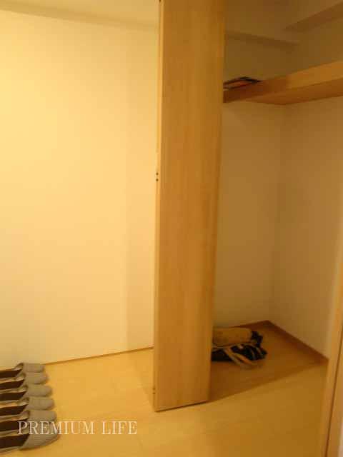Receipt.  [Entrance of the storage] Ensure a large storage, such as a closet in the foyer.