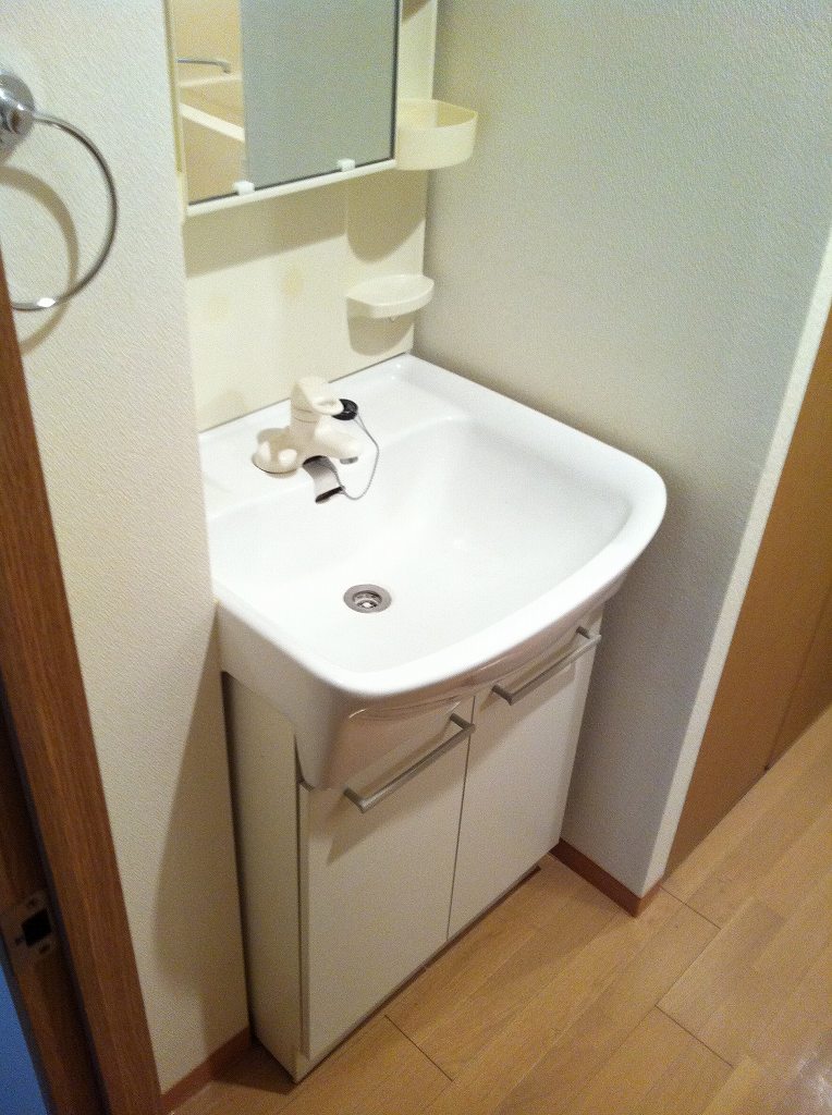 Washroom. Independent wash basin!