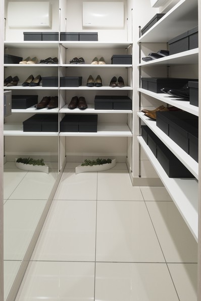 Large shoe-in closet four seasons of footwear fit. You Shimae also long object, such as a golf bag