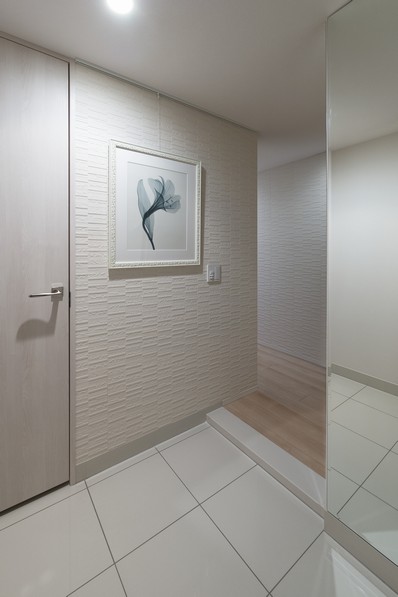 Entrance with elegance of the large tiled. Also it comes with a safe security features and with a convenient person feeling sensor entrance lighting