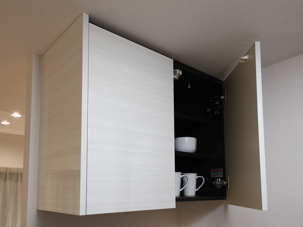 Kitchen.  [The top rear shelf cupboard] Kitchens, Standard equipped with a cupboard hanging. It can be used as a cupboard, Tableware such as glasses and dishes can be securely stored.  ※ Some kitchen top