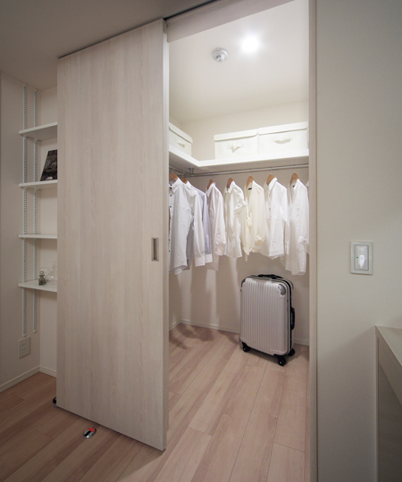 Interior.  [Walk-in closet] It is storage space, such as a boutique that can be selected while try fun clothes to wear for the day.