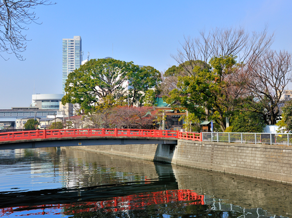 Surrounding environment. Meguro River and guardian Bridge (3-minute walk / About 200m)