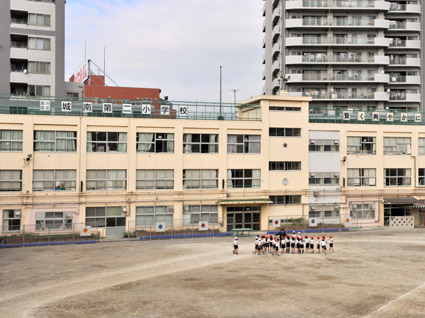 Surrounding environment. Seongnam second elementary school (a 3-minute walk / About 200m)