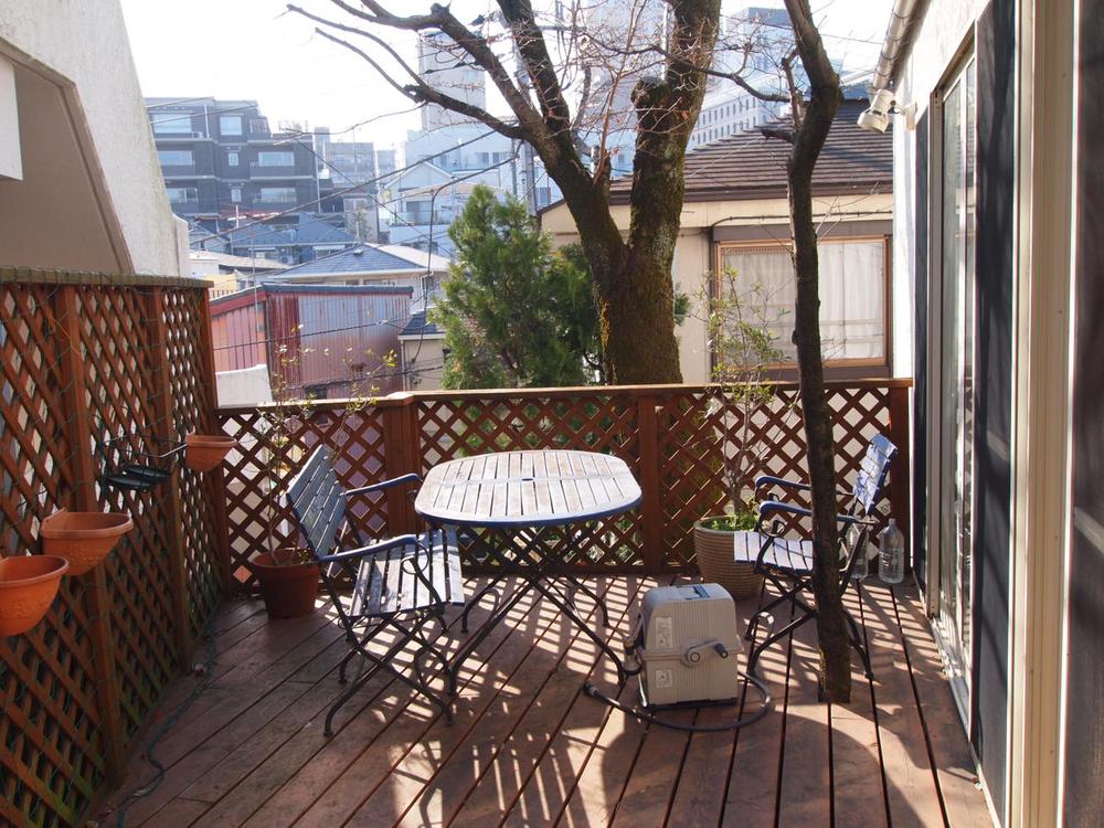 Garden.  ◆ Spacious first floor wood deck ◆