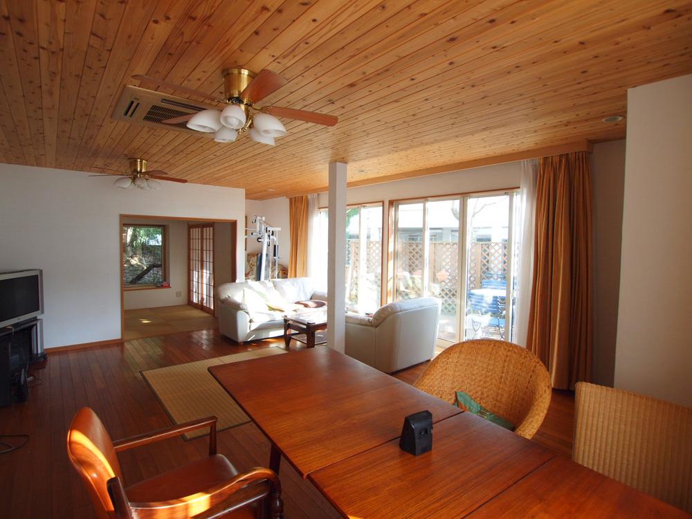 Living.  ◆ Ceiling is solid cedar living room of solid wood ◆