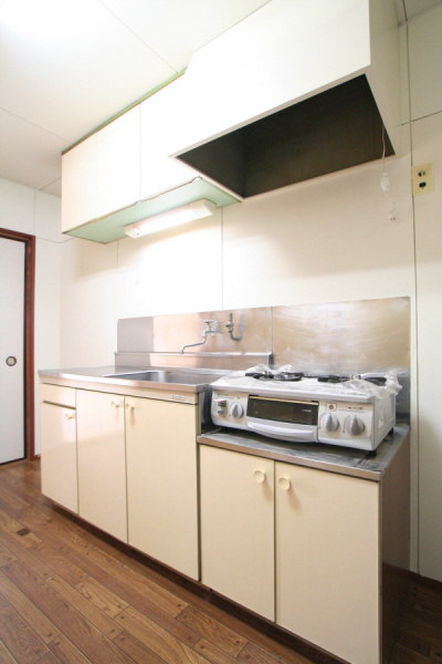 Kitchen. 2-neck with gas stove