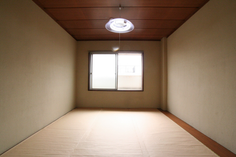 Living and room. Japanese-style room 6 quires Tatami mat sort already