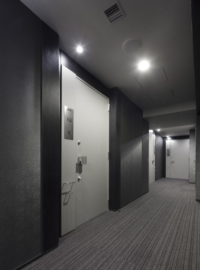 Buildings and facilities. Among adopted a corridor to produce a grace and composure is reminiscent of the hotel. To shut out the outside of the line of sight, Privacy property and crime prevention ・ Amenity ・ Enhance the tranquility of, It will produce a gentle private time. (Inner hallway ※ 2012.10 shooting)