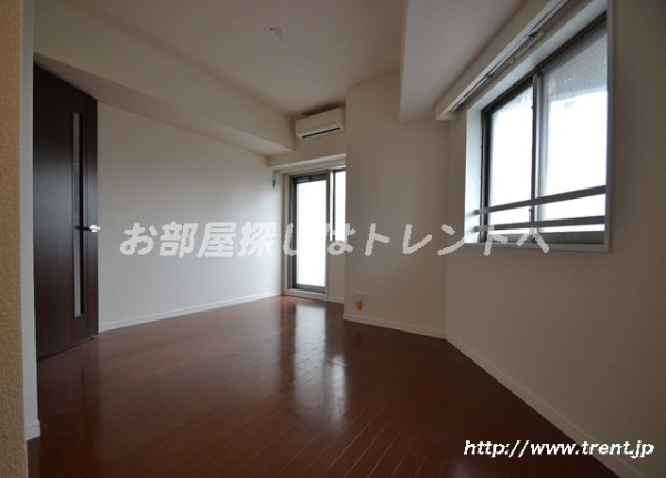 Living and room. It is a photograph of the 1R type of the same building the seventh floor. Please see for reference.