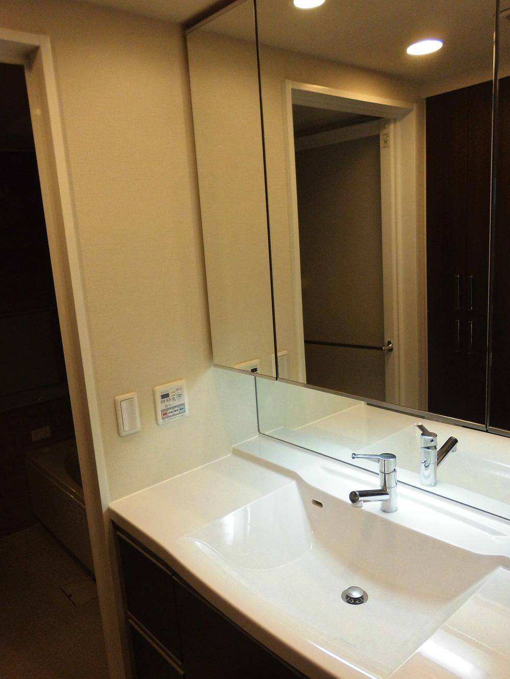 Wash basin, toilet. Indoor (12 May 2013) Shooting