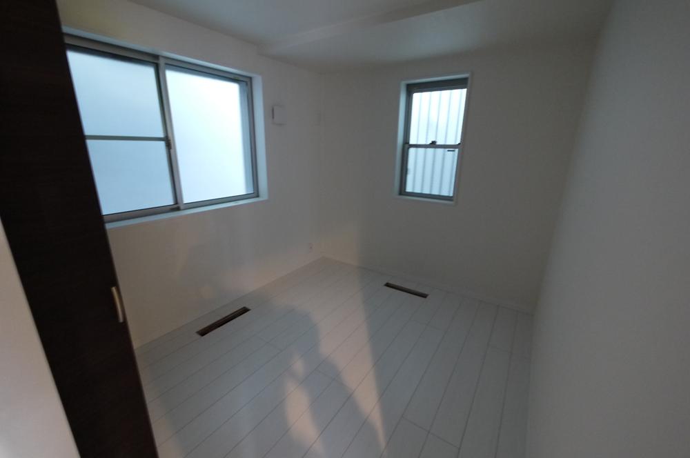 Non-living room. 1st floor ・ 5.05 Pledge Brightness that I do not think the first floor in a two-sided lighting. 