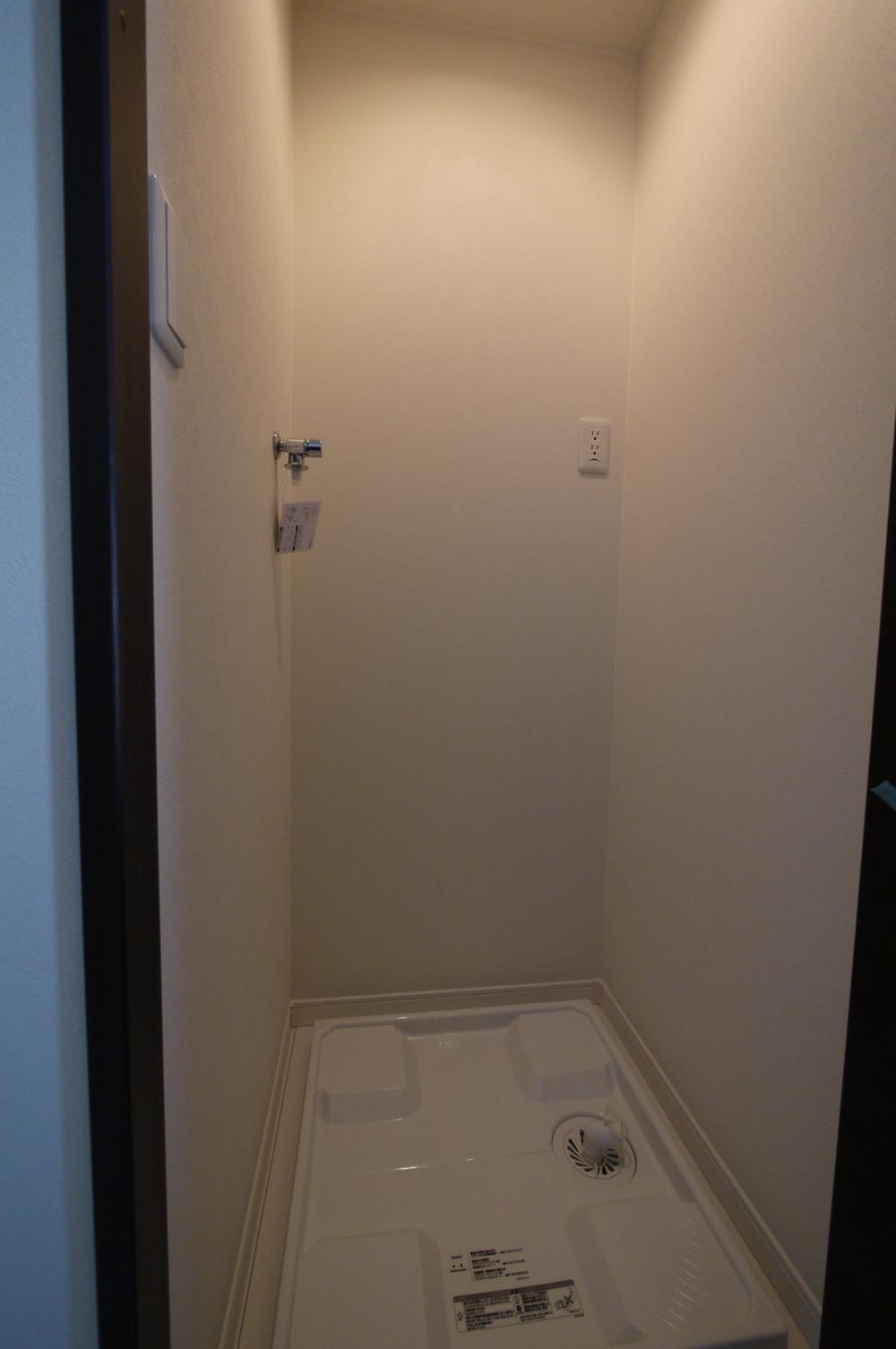 Wash basin, toilet. Washing machine storage located on the same floor as the LDK