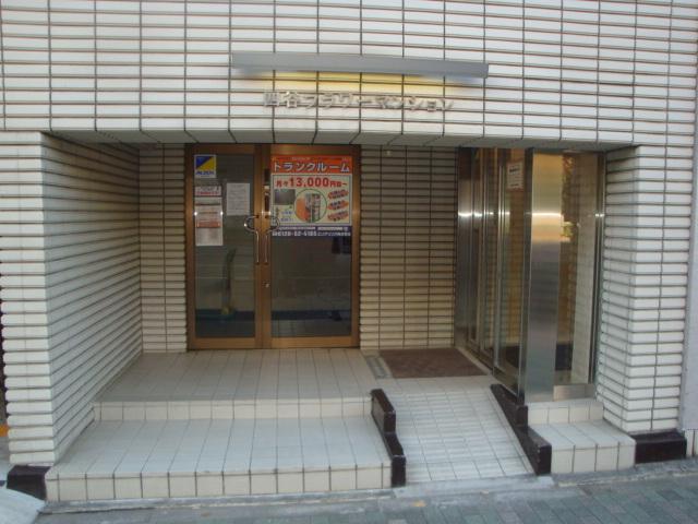 Entrance. Local (12 May 2013) Shooting