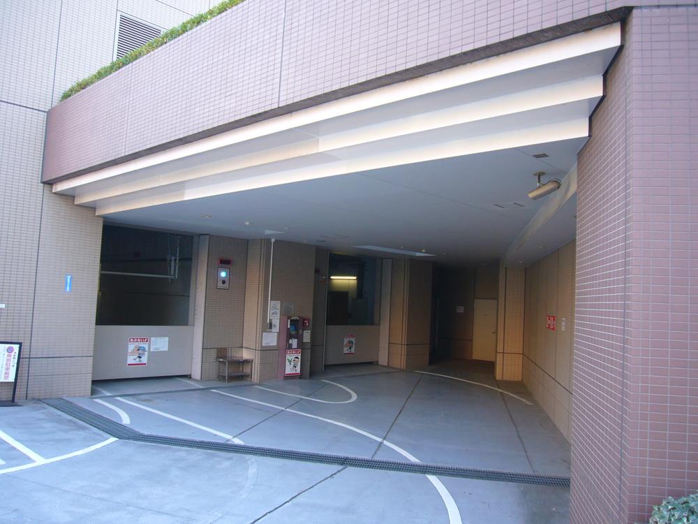 Parking lot. Common area (which is not good also afford you were driving. ) You can get on and off without getting wet in the rain.