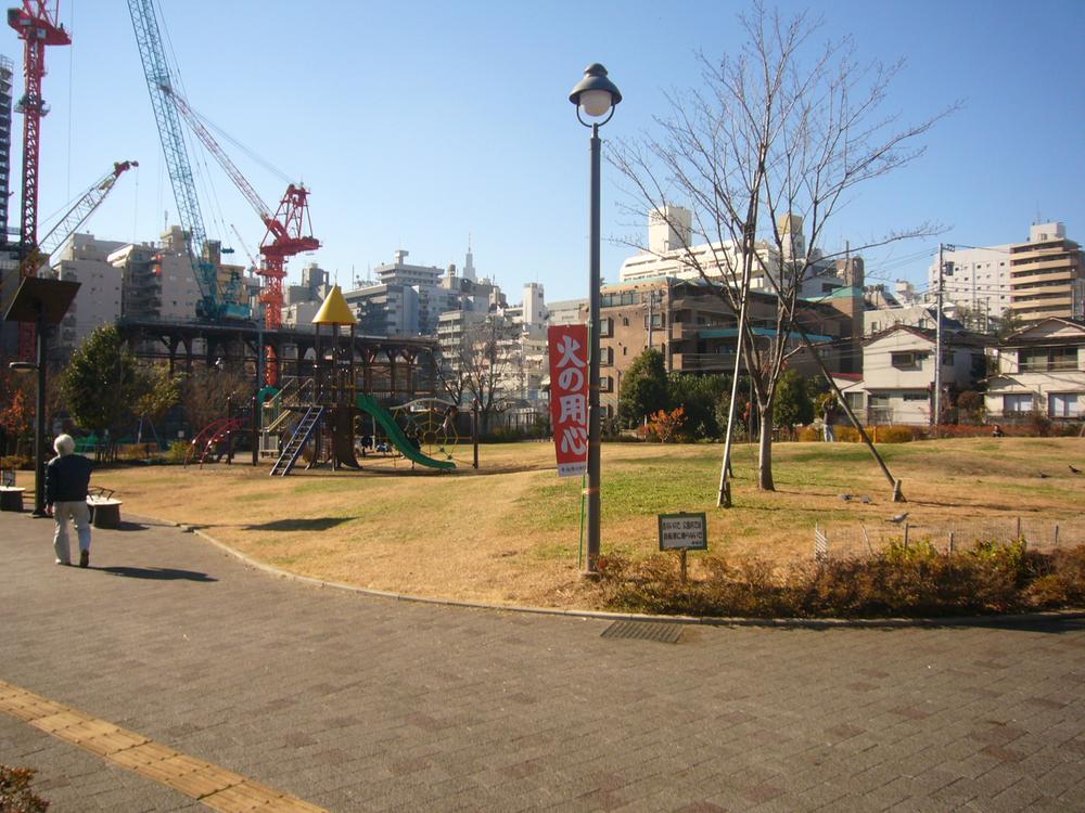 park. 3-minute walk to Tomihisa Sakura Park, There is also a dog run.