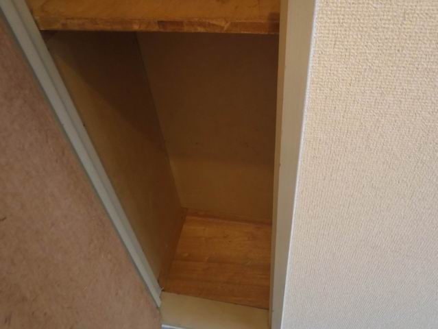 Entrance. Shoe box
