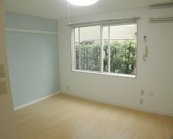 Living and room. Shut out the eyes in Ueki and the neighboring house is also on the first floor