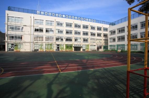 Primary school. 345m to Shinjuku Ward Ochiai third elementary school