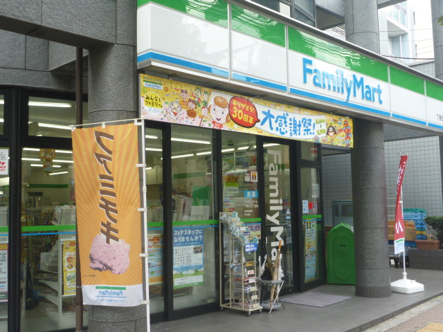 Convenience store. FamilyMart Shimoochiai 3-chome up (convenience store) 487m