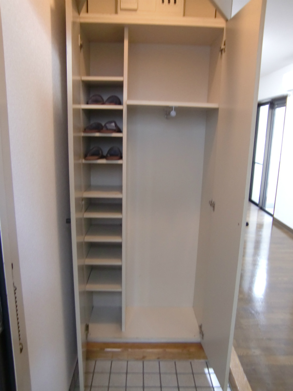 Entrance. Shoe box