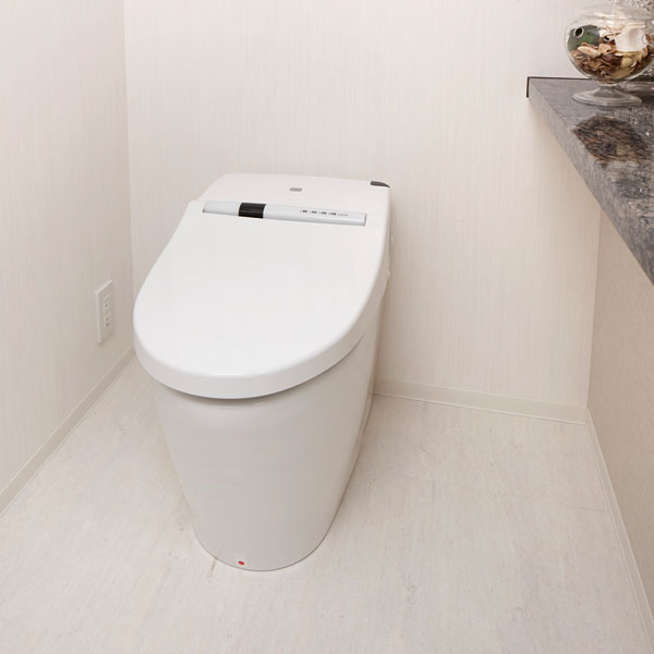 Bathing-wash room.  [Low silhouette integrated toilet] Adopt the toilet clean and beautiful compact design to look at the low silhouette. Also, The wash-basin of natural stone counter comes standard installation.