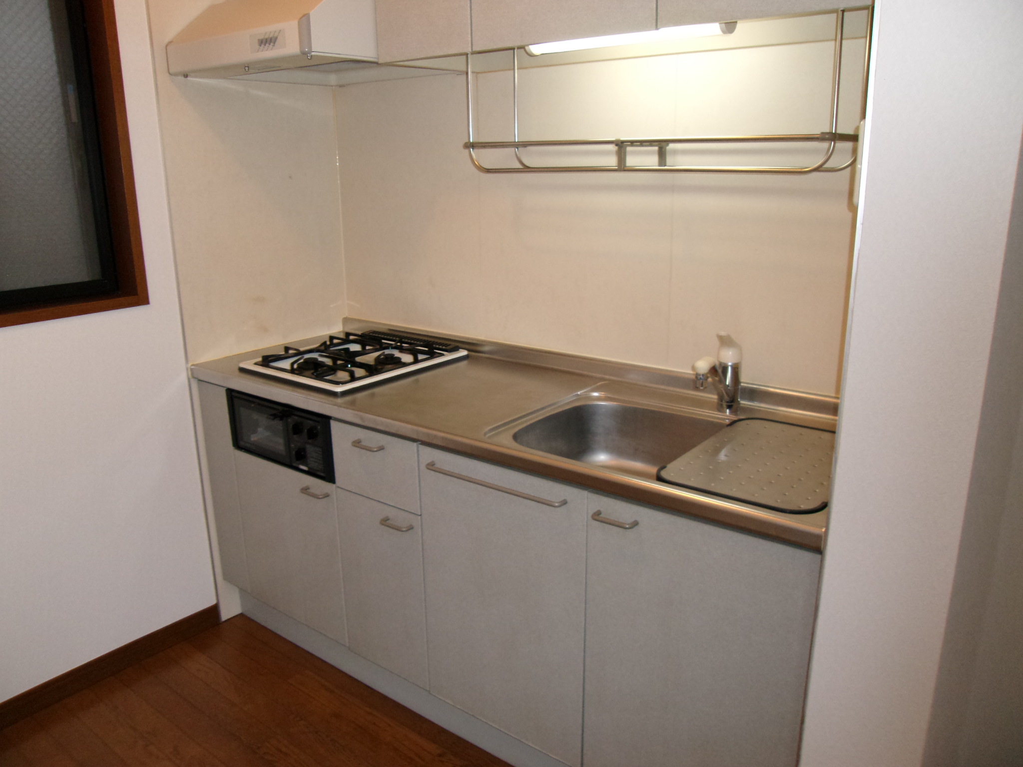 Kitchen. Two-burner gas is with a system kitchen grill.