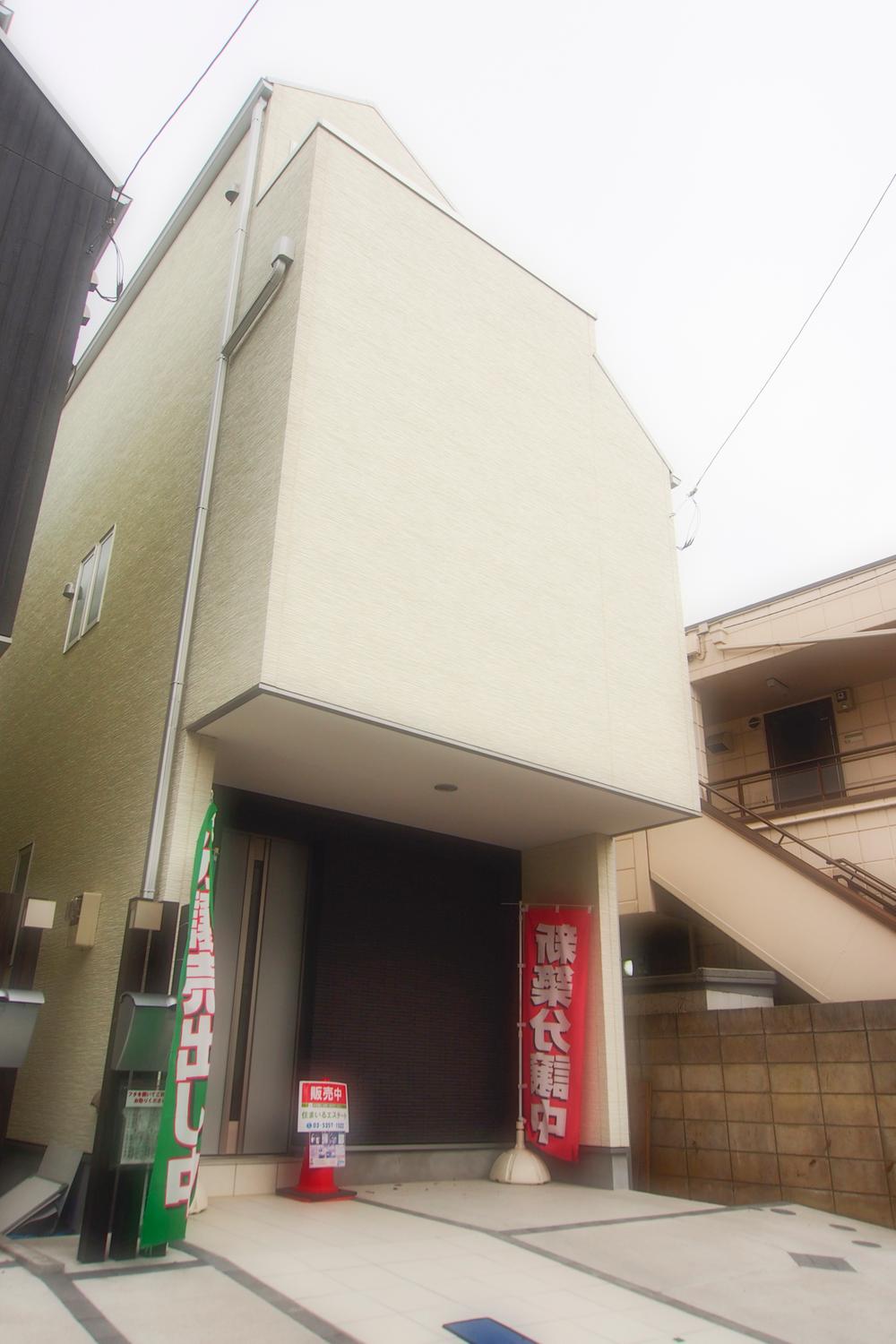 Local appearance photo. Local (11 May 2013) Shooting