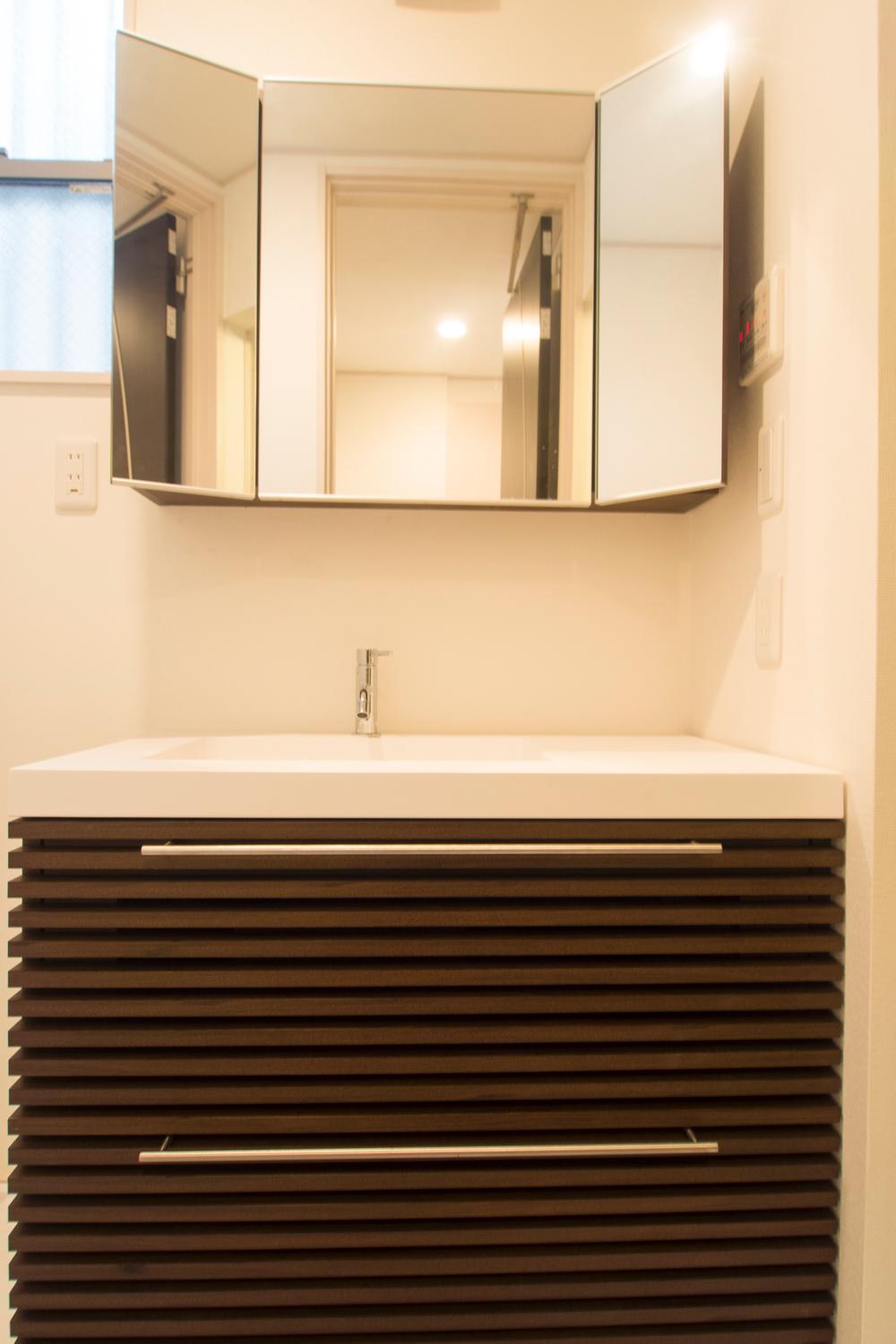 Wash basin, toilet. Indoor (11 May 2013) Shooting