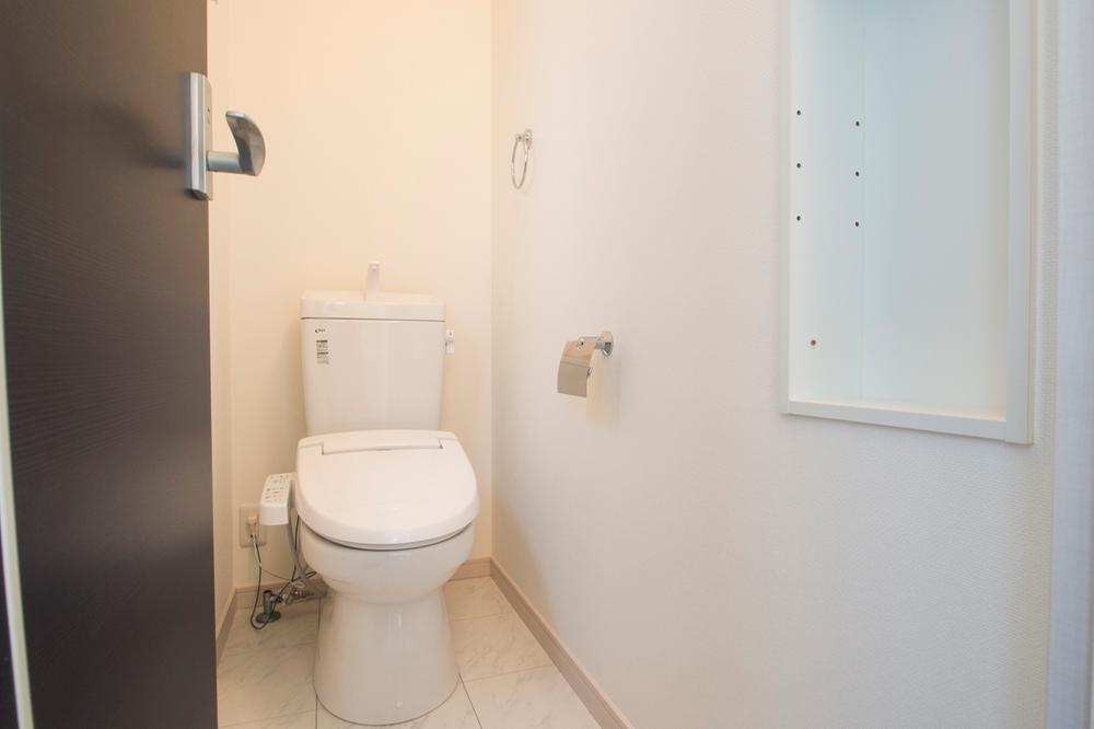 Toilet. Indoor (11 May 2013) Shooting