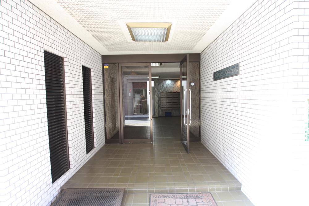 Entrance. Pets welcome breeding
