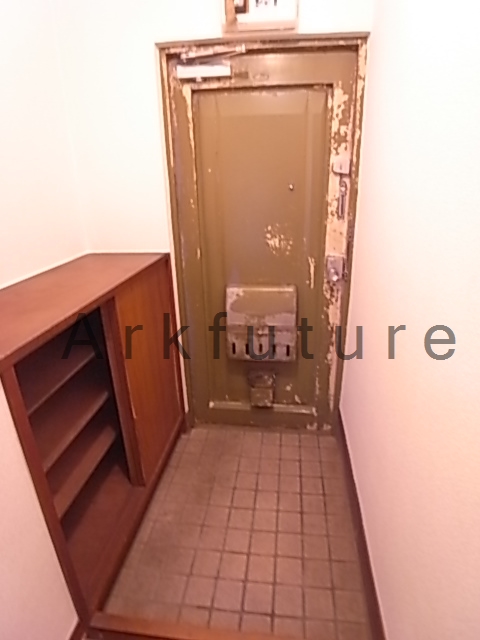 Entrance. Shoebox equipped, Entrance!