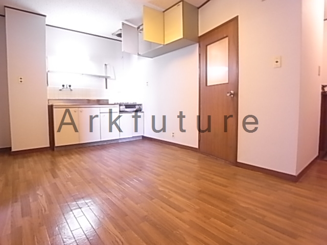 Living and room. Easy-to-use form of dining!