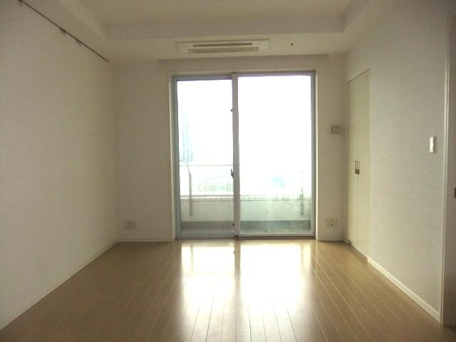 Living. With built-in air conditioning, There is floor heating. The room is very clean your.