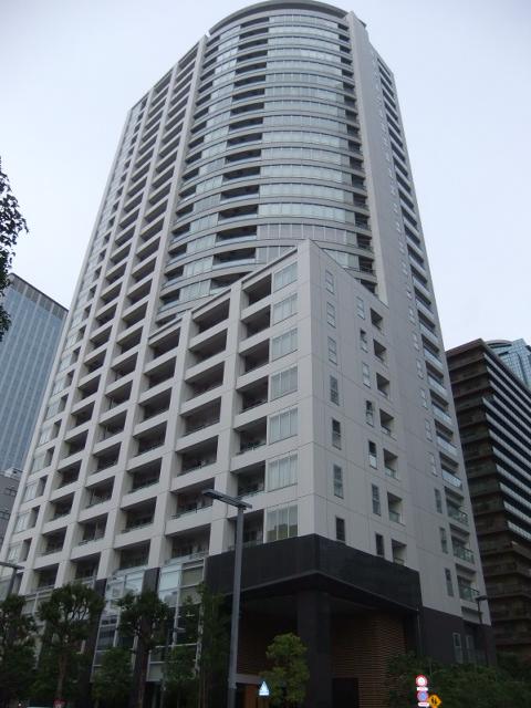 Local appearance photo. First floor convenience store. It is very convenient.