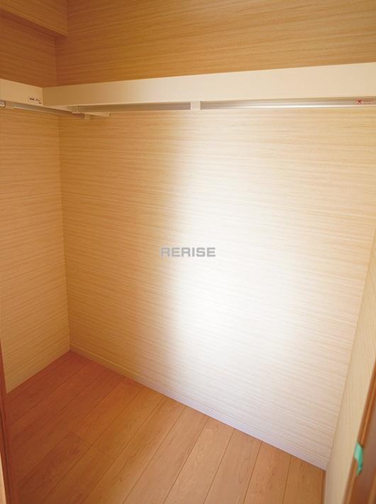 Receipt. Storage convenient walk-in