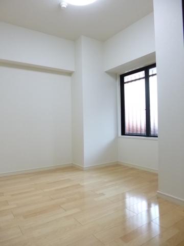 Non-living room. Western-style 4.5 Pledge