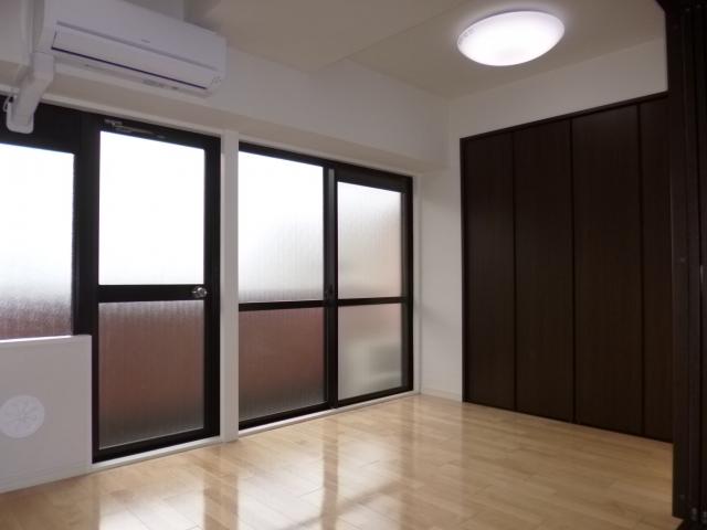 Non-living room. Western-style 5 Pledge
