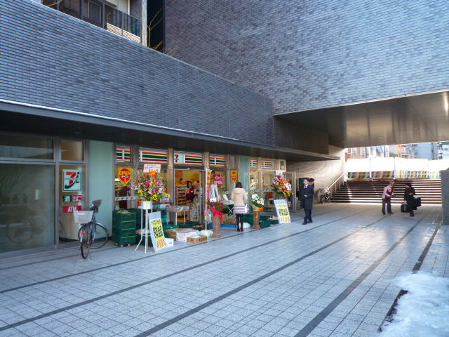 Convenience store. Seven-Eleven Shinjuku Grand Plaza store up (convenience store) 55m