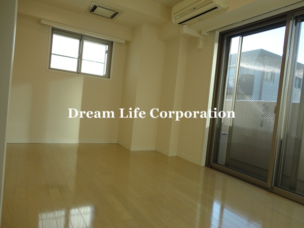 Living and room. ※ In fact the we use the photos in the same building may be different.