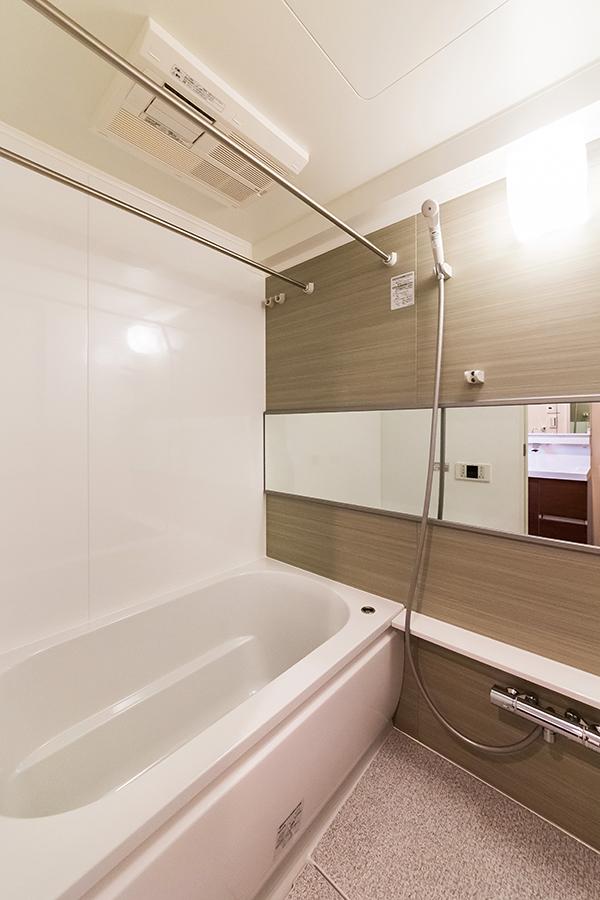 Bathroom. TOTO-made add-fired function with unit bus new exchange (with bathroom ventilation dryer)