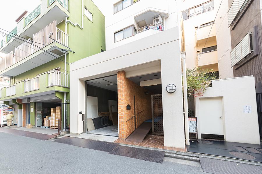 Entrance. Station near! Convenient for transportation!